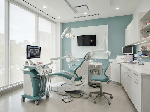 Sala de atención odontológica con instrumental moderno